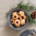 Biscotti di Natale o biscottini natalizi con nocciole e marmellata, biscotti alla Ussara e Nusshufeli